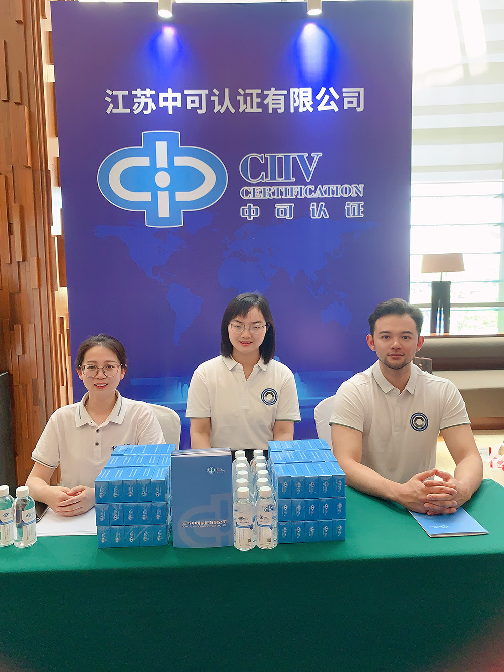江苏中可认证市场部孙海霞、刘禹君和陈姣姣合影